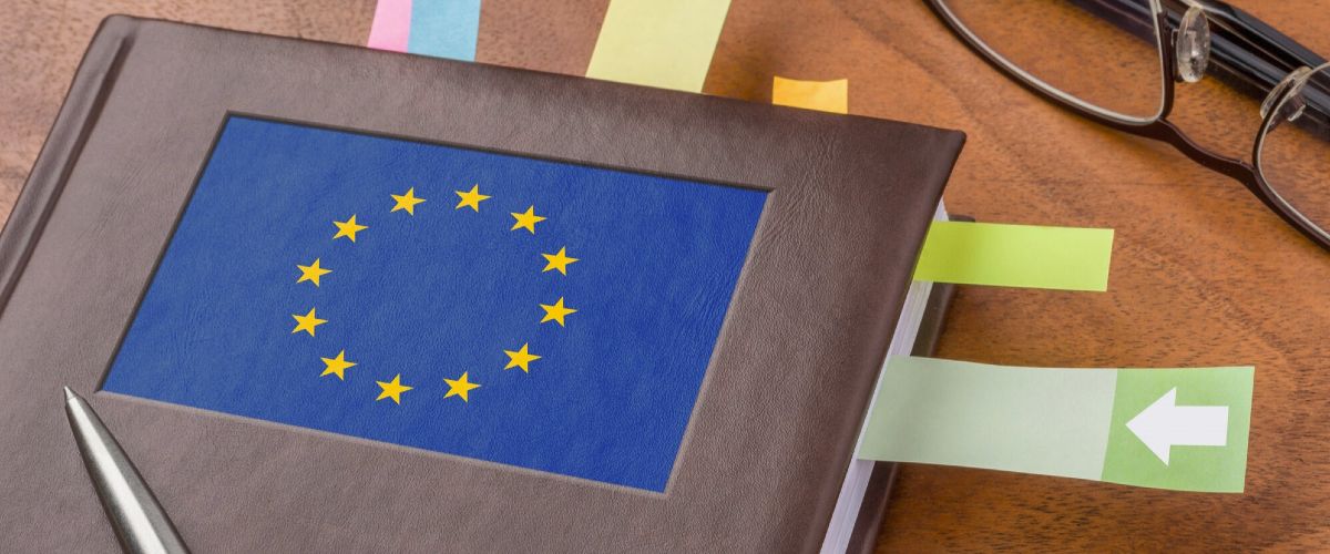 Ein Kalender mit EU-Flagge auf dem Cover liegt auf einem Tisch..