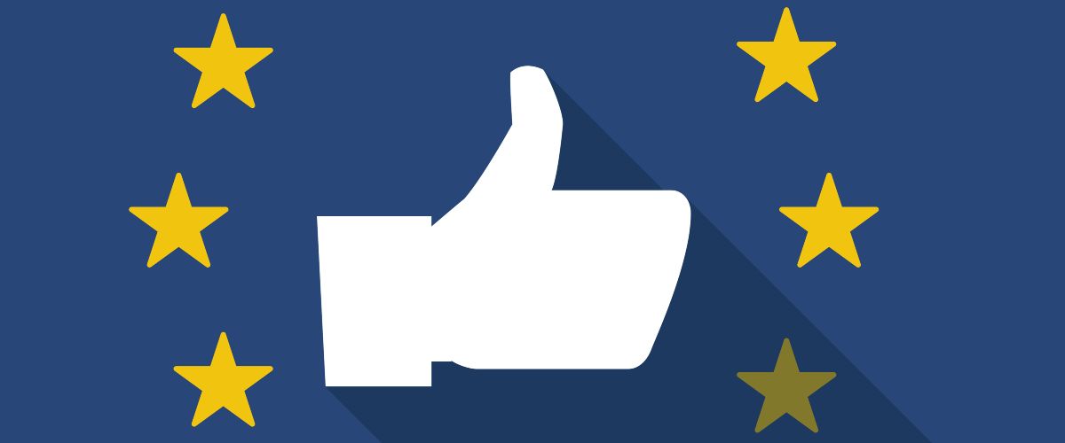 Symbolbild einer EU-Flagge mit einem nach oben gereckten Daumen in der Mitte