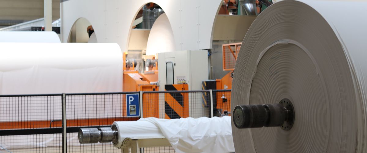 Blick in die Koblenzer Produktionsanlage von FamPro Tissue Germany, deren Emissionen mit den CO2-Differenzverträgen massiv gesenkt werden sollen. 